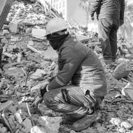 Rescue workers amidst rubble after an earthquake in Turkey, capturing resilience and teamwork.